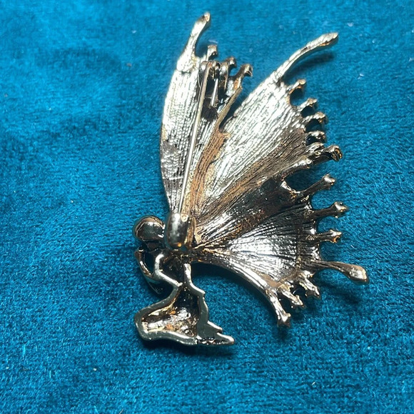 Fairy Brooch- Kneeling Praying Fae - Picture 3 of 5